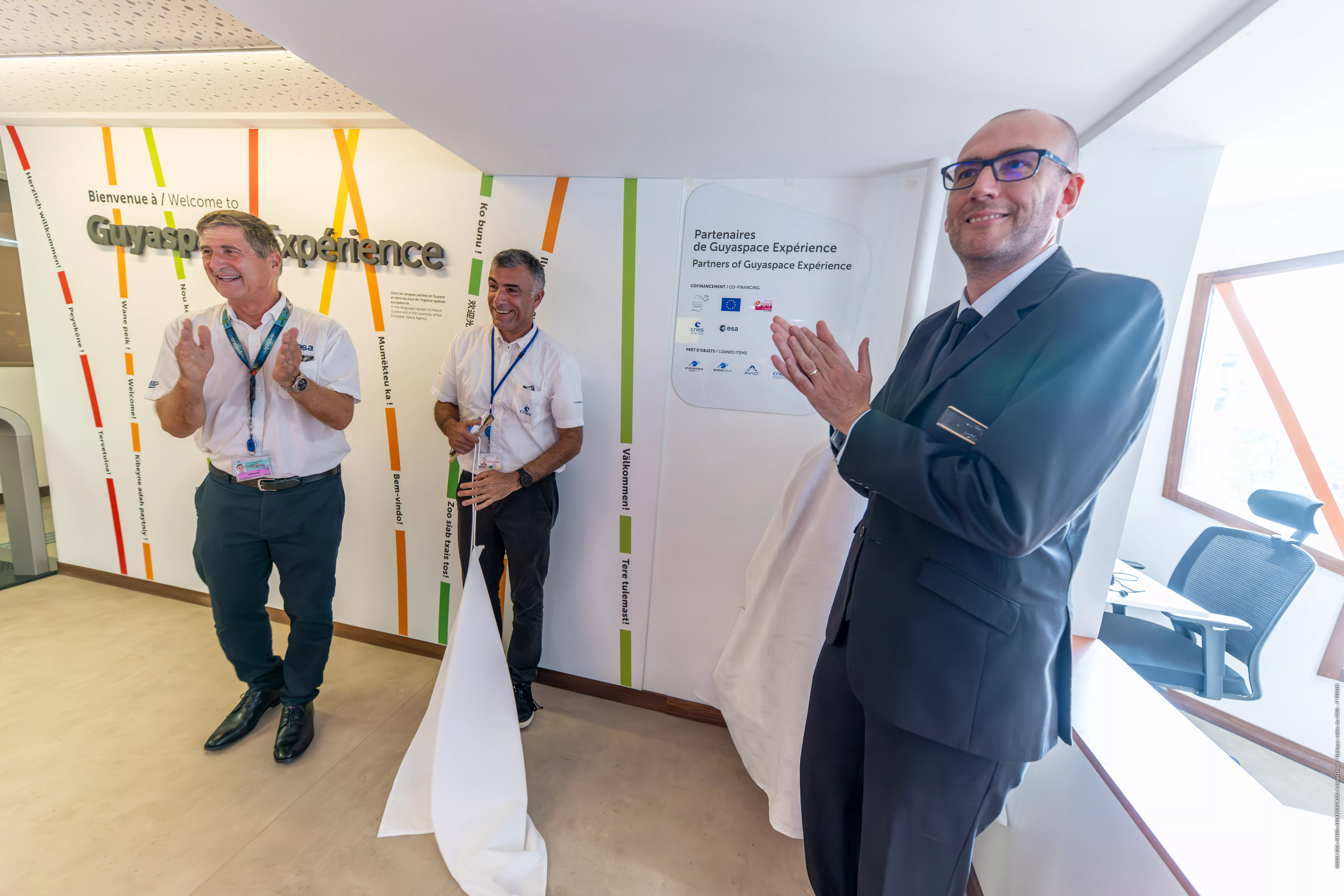La plaque d'inauguration est dévoilée devant les invités par M. Philippe LIER, directeur du CSG, M. Philippe BOUBA, 5ème Vice-Président de la CTG, et Michel DEBRAINE, représentant du Bureau ESA à Kourou.