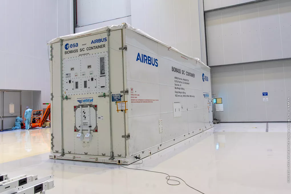 Ouverture conteneur Biomass en salle blanche au CSG