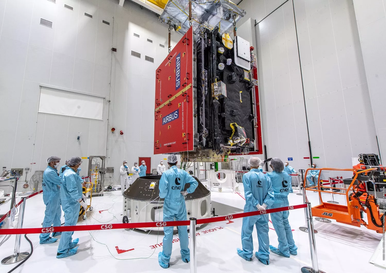 Pose du satellite Juice sur le Launch Vehicule Adapter (LVA) au bâtiment S5A au Centre spatial guyanais le 21 mars 2023.