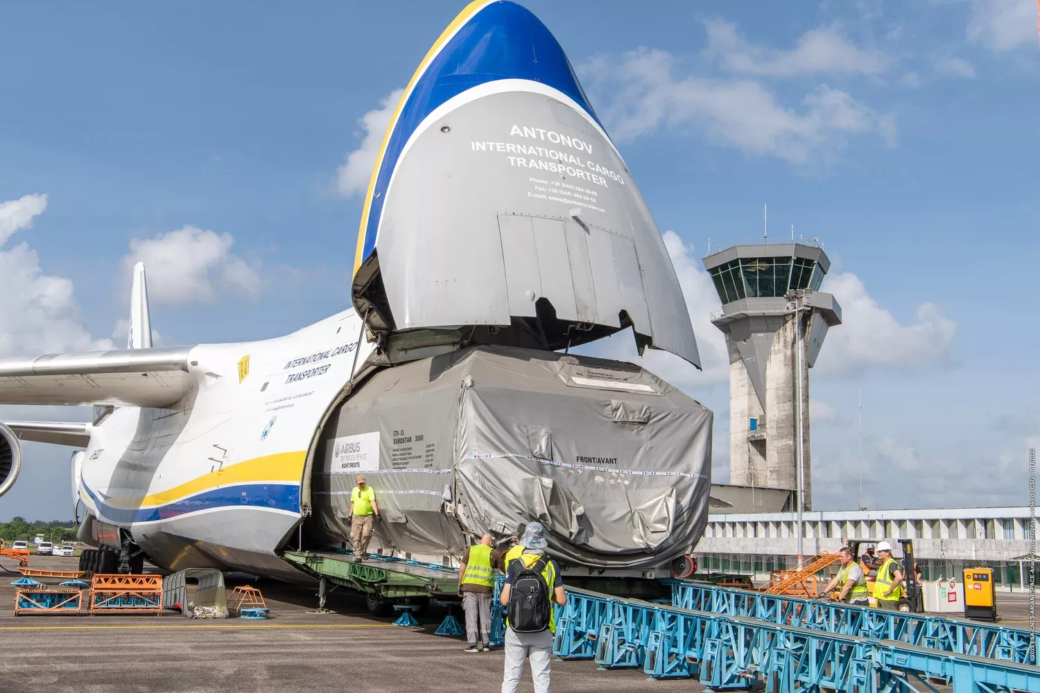 Arrivée du satellite CSO 3 dans son conteneur à l'aéroport Felix Eboué.
