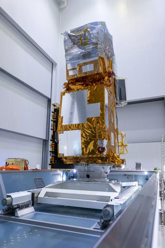 Ouverture du conteneur transportant le satellite Metop-SGA1 en salle blanche