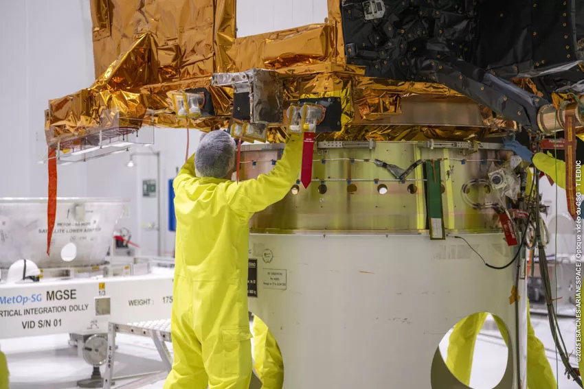 VA264_Pose Metop sur adaptateur charge utile