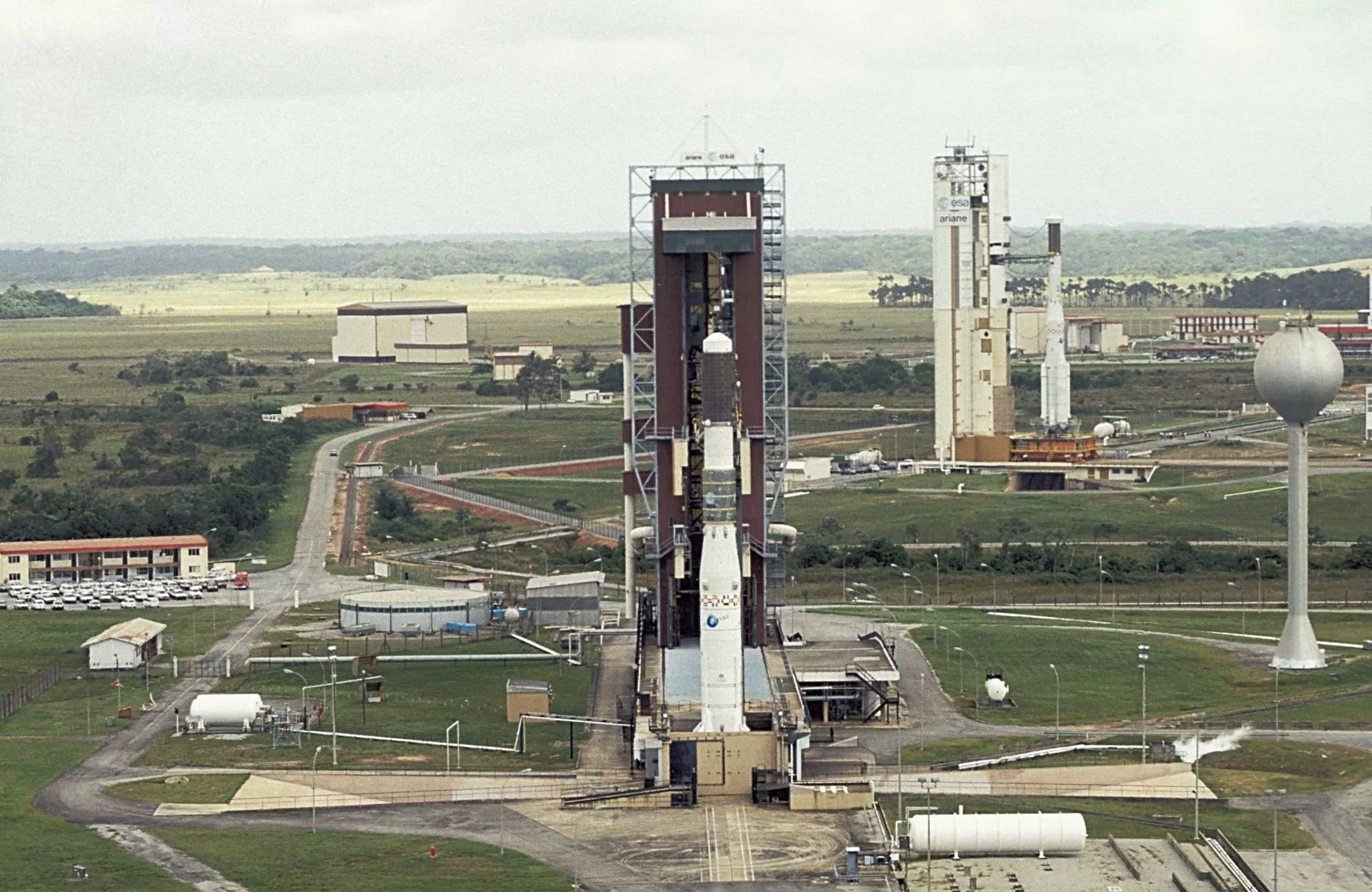 Ariane 3 et Ariane 4 sont en place sur leurs pas de tir. 
