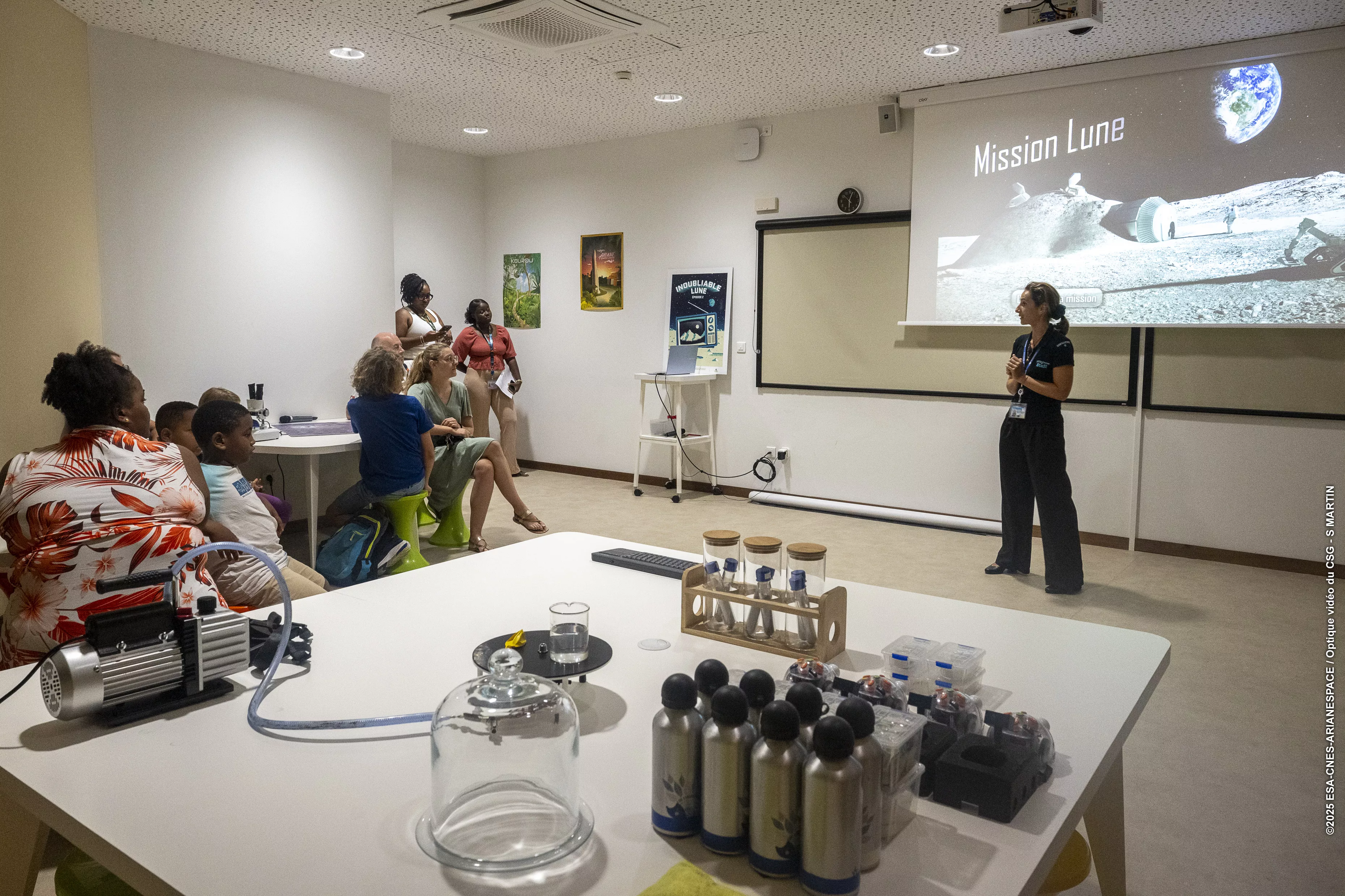 Quelques visiteurs de Guyaspace Expérience participe à l'atelier famille "Mission lune".