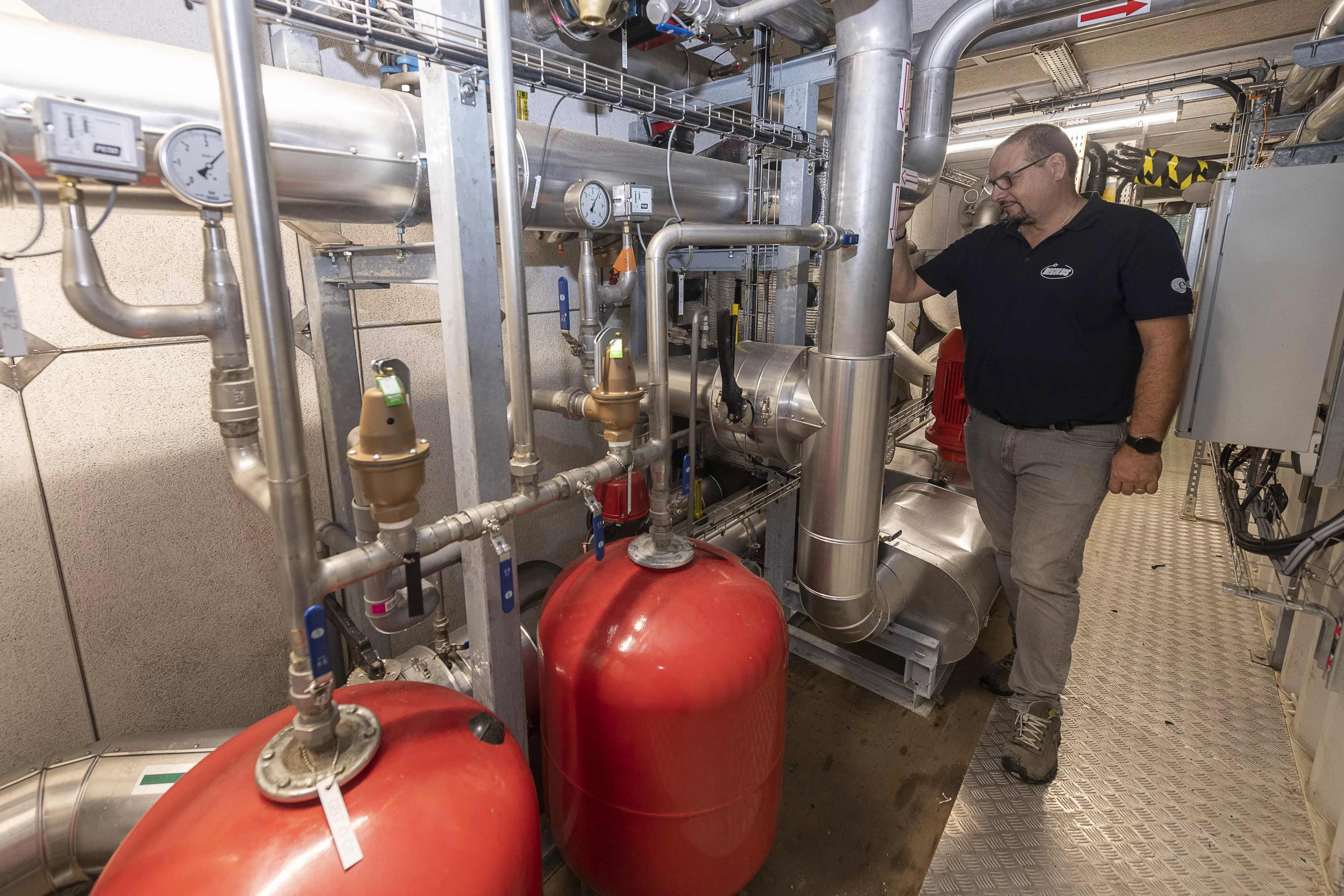 Regulus, une entreprise dédiée à la minimisation de l'énergie, met en place de nouveaux équipements moins gourmands en énergie.