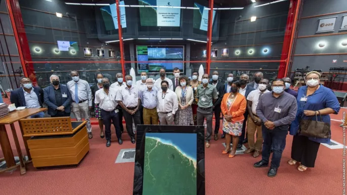 Photo prise lors de la signature de la convention entre le CNES et la Collectivité Territoriale de Guyane. 