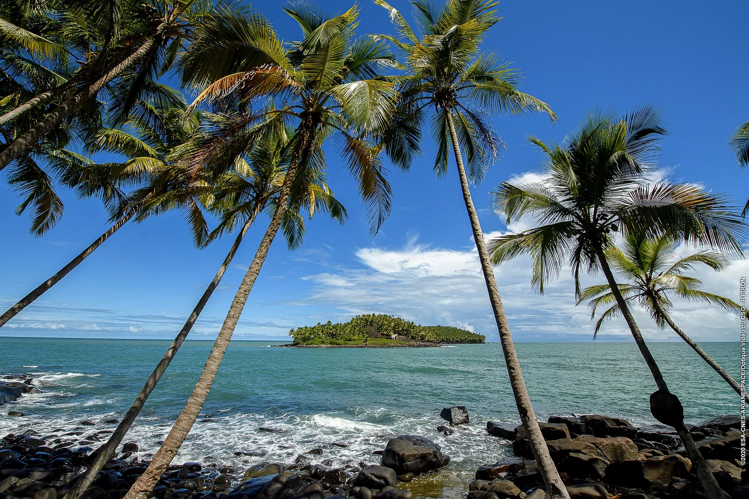 Vue sur l'île du Diable au large de Kourou. 