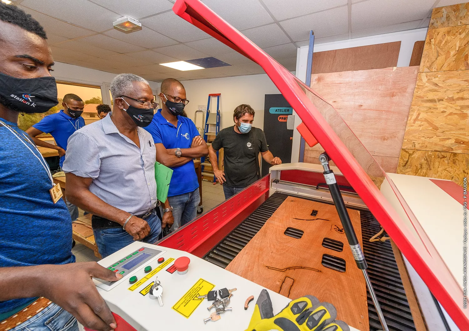 Démostration de travaux réalisables à la Fablab de Kourou lors de l'inauguration de celui-ci.