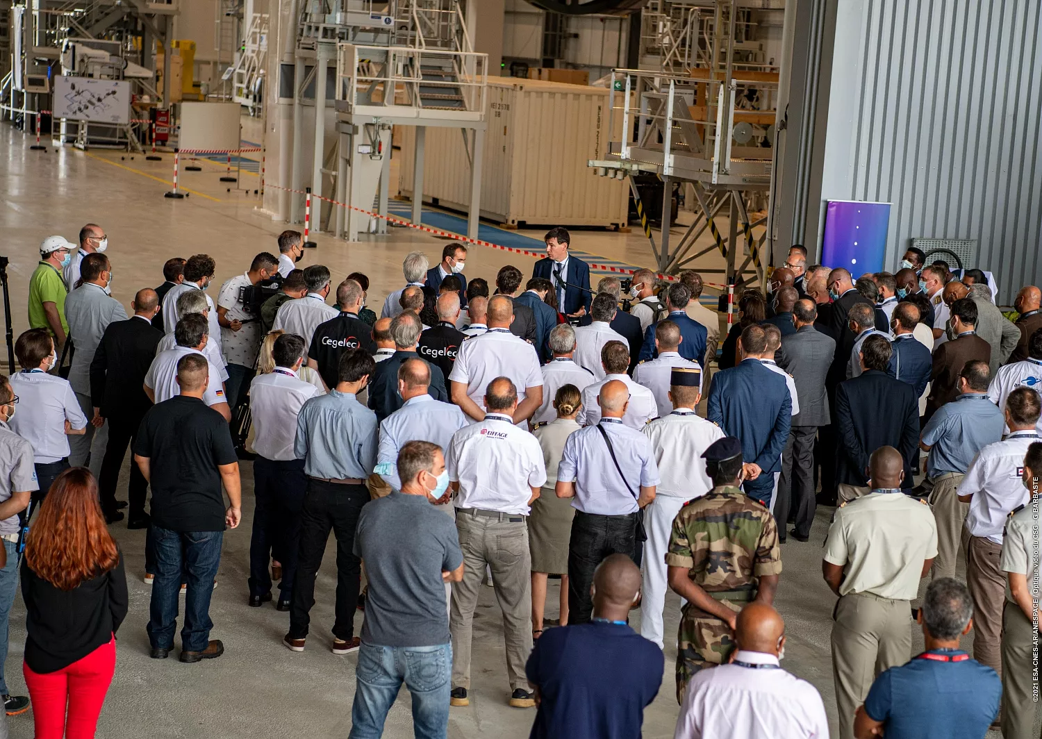 Les invitées écoute attentivement le discours du PDG du CNES lors de l'inaugural du pas de tir Ariane 6.