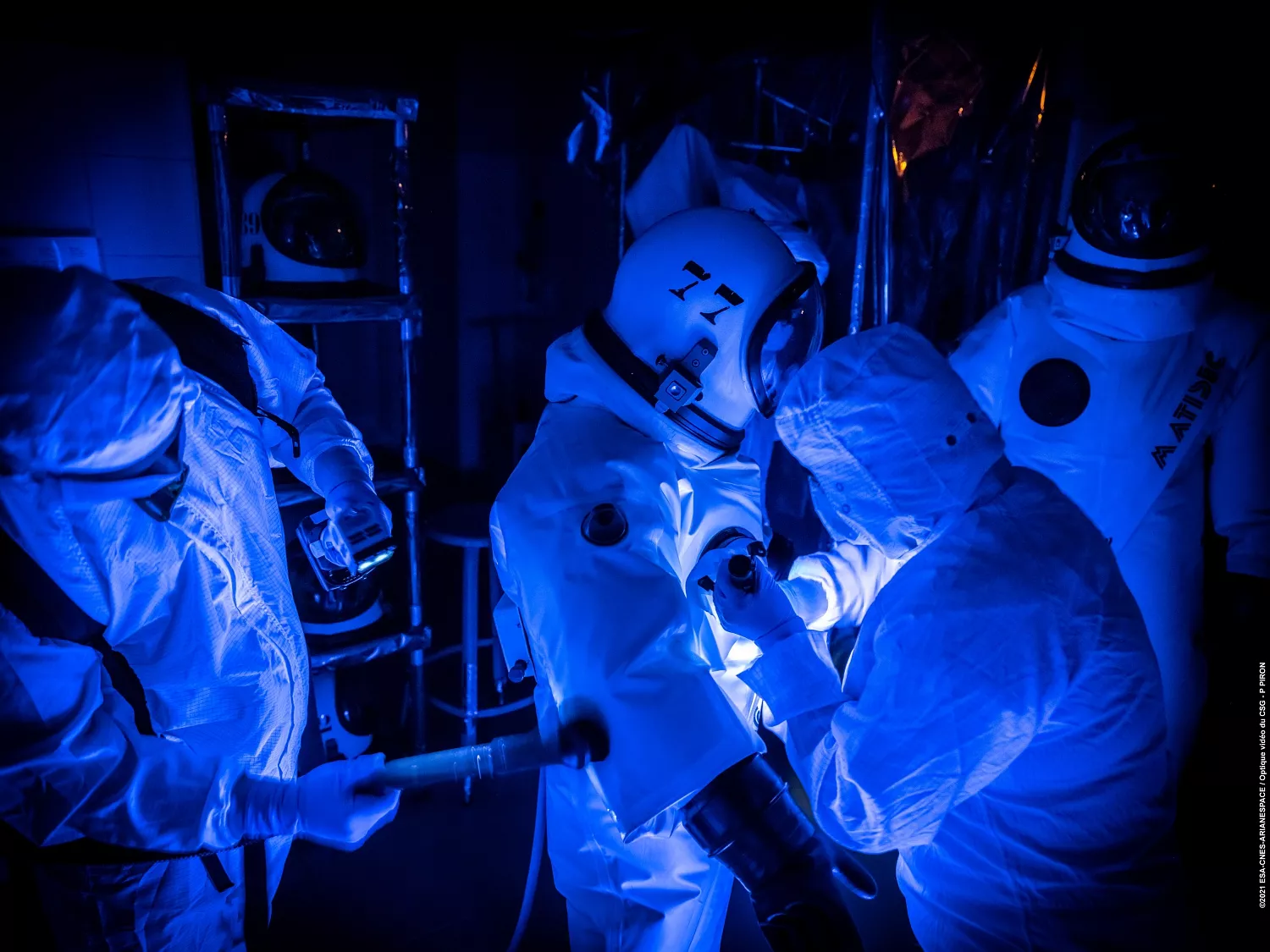 Habillage des ergoliers avant le remplissage du Webb Telescope dans le bâtiment S5B