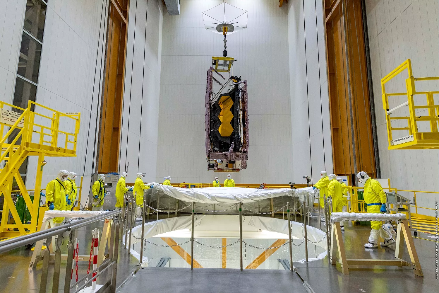 Pose du télescope Webb sur le lanceur Ariane 5.