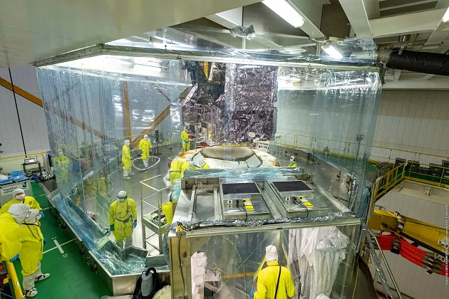 Pose du telescope WEBB sur le lanceur Ariane 5 ECA, VA256, dans la bâtiment d'assemblage final (BAF) du Centre spatial guyanais.
