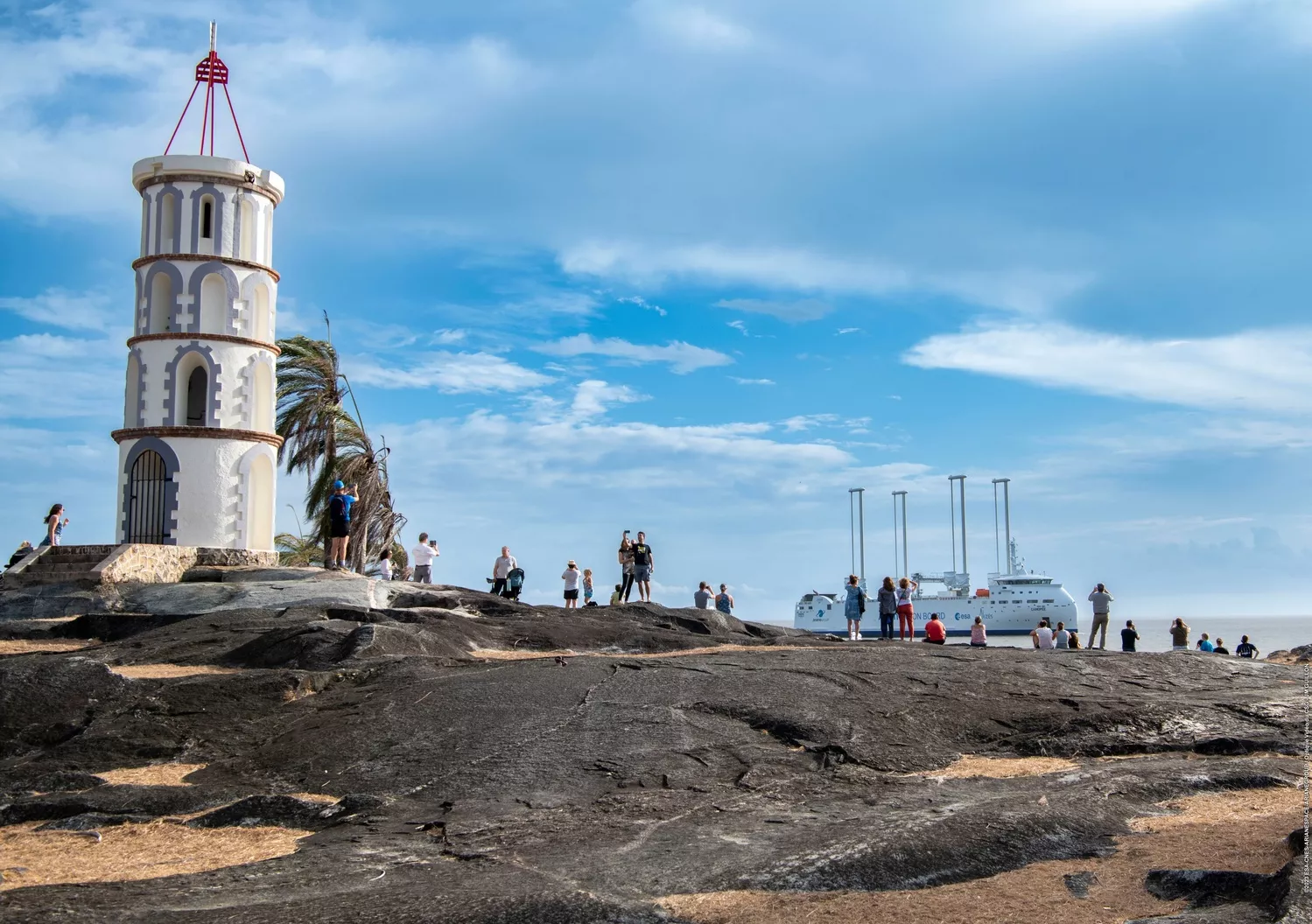 Le cargo hybride Canopée arrive à Kourou pour la deuxième fois. En premier plan, la tour de Dreyfus au point des Roches.