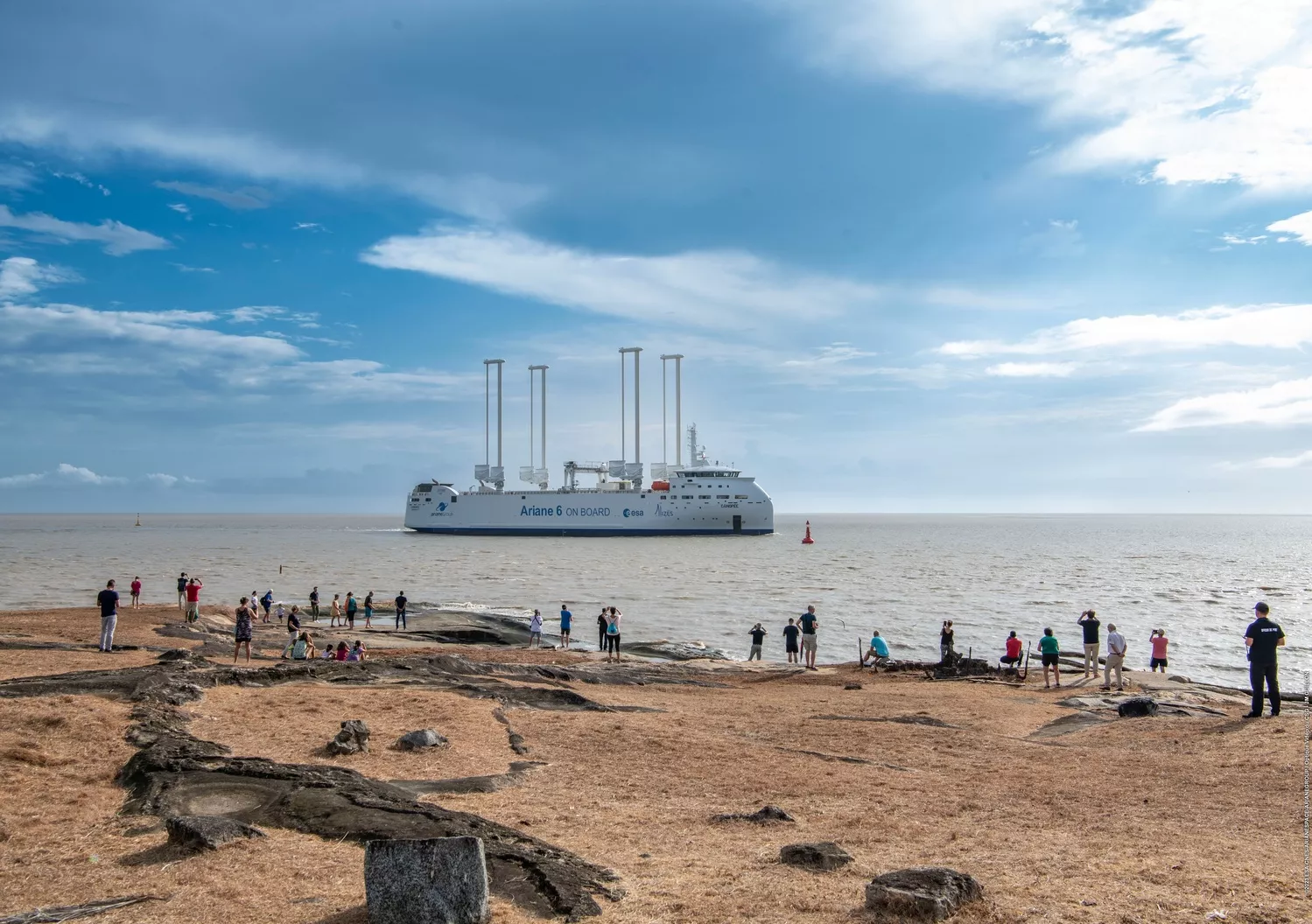 Le navire Canopée arrive à l'embouchure du fleuve Kourou.