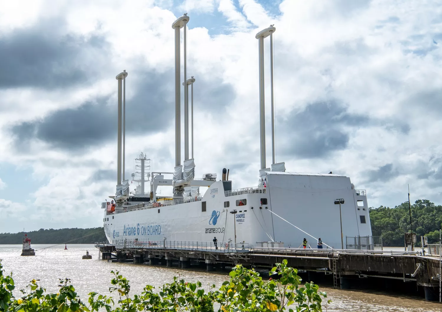 Le cargo Canopée jette l'encre au port Pariacabo à Kourou.