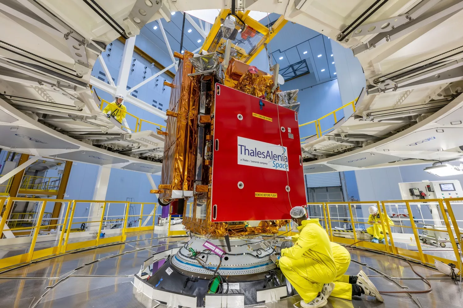 Pose du satellite Sentinel-1D sur l’adaptateur de charge utile au Bâtiment d'encapsulation (EFA - Encapsulation Facility Ariane)