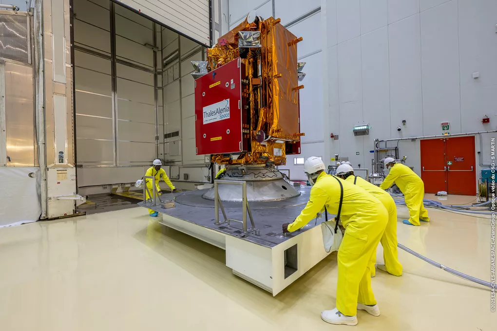 Le satellite est sorti de son container au bâtiment d’encapsulation (EFA - Encapsulation Facility Ariane).