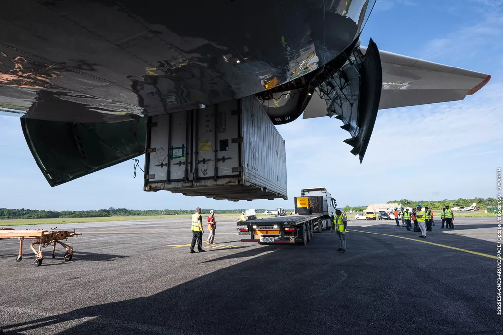Arrivée Kompsat-7 à l'aéroport Félix EBOUE