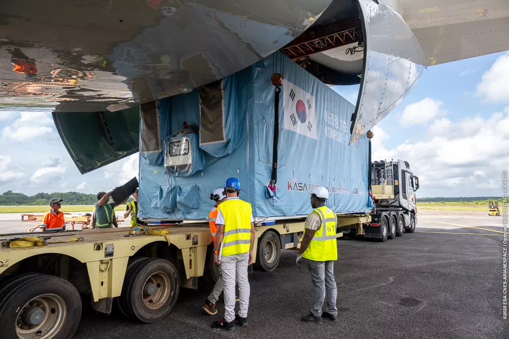 Arrivée Kompsat-7 à l'aéroport Félix EBOUE