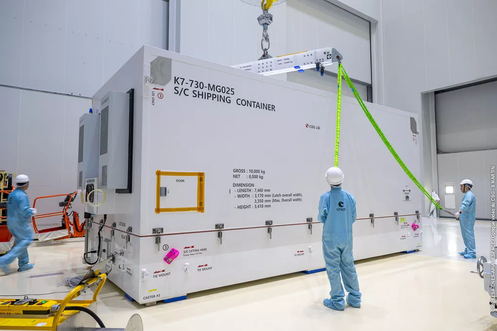 Ouverture conteneur Kompsat-7 en salle blanche au CSG