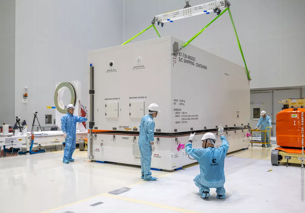 Ouverture conteneur Kompsat-7 en salle blanche au CSG
