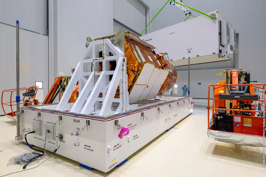 Ouverture conteneur Kompsat-7 en salle blanche au CSG