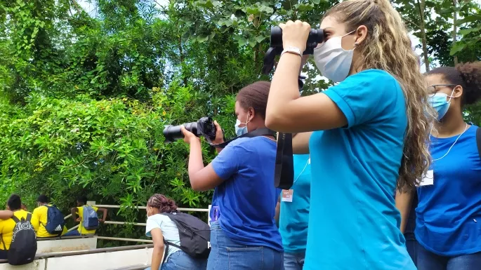 Les collégiens attendent avec impatience le décollage du lanceur Soyouz le 10 février 2022.