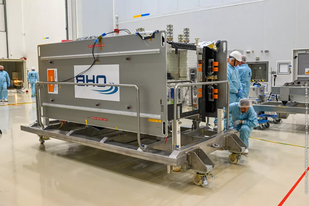 Ouverture conteneur Galileo L14 en salle blanche 