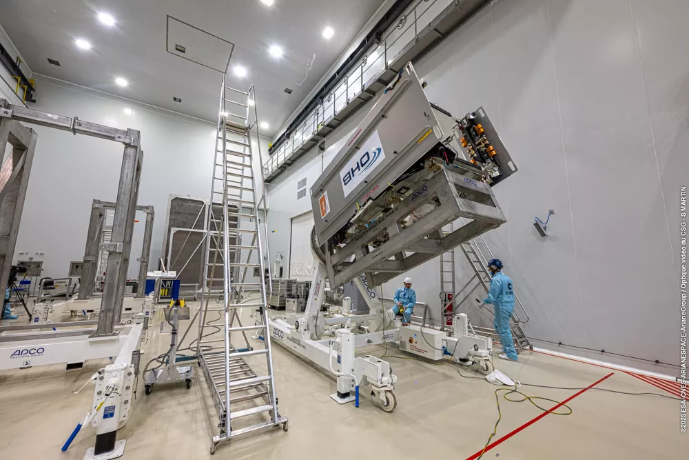 Verticalisation satellites Galileo L14 en salle blanche 