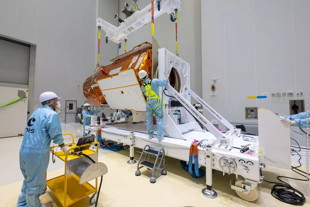 préparation Kompsat-7 en salle blanche pour VV28