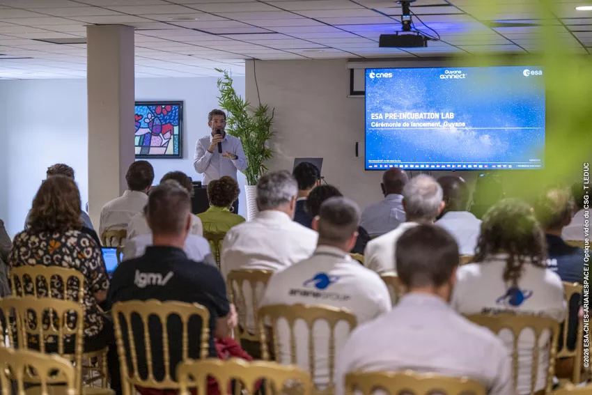 Ceremonie ESA Pre incubation lab au Royal Amazonia