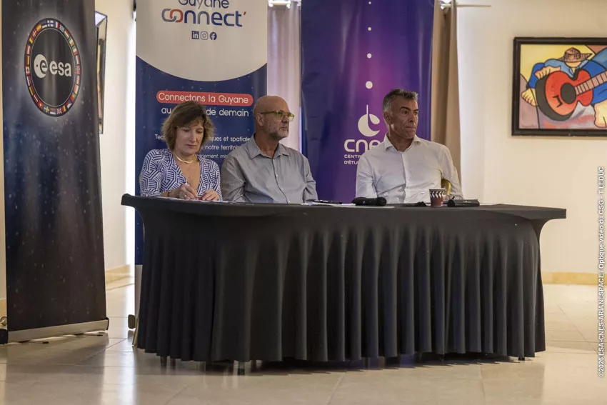 Ceremonie ESA Pre incubation lab au Royal Amazonia