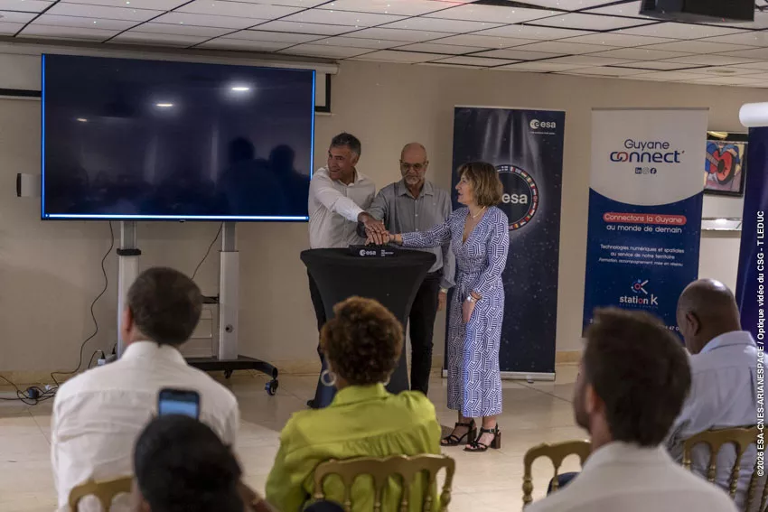 Ceremonie ESA Pre incubation lab au Royal Amazonia