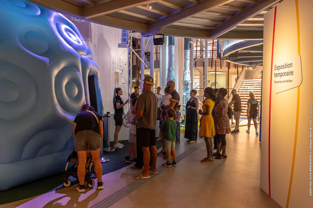 visiteurs devant planétarium à Guyaspace Expérience 