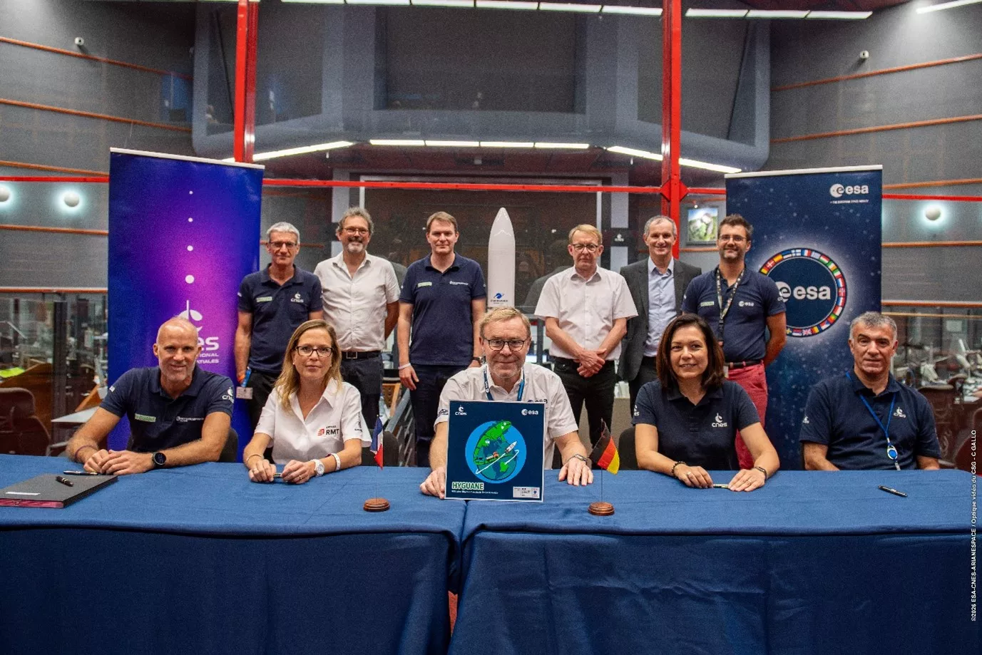 Représentants CNES x ESA en salle Jupiter au CSG pour signature contrat Hyguane