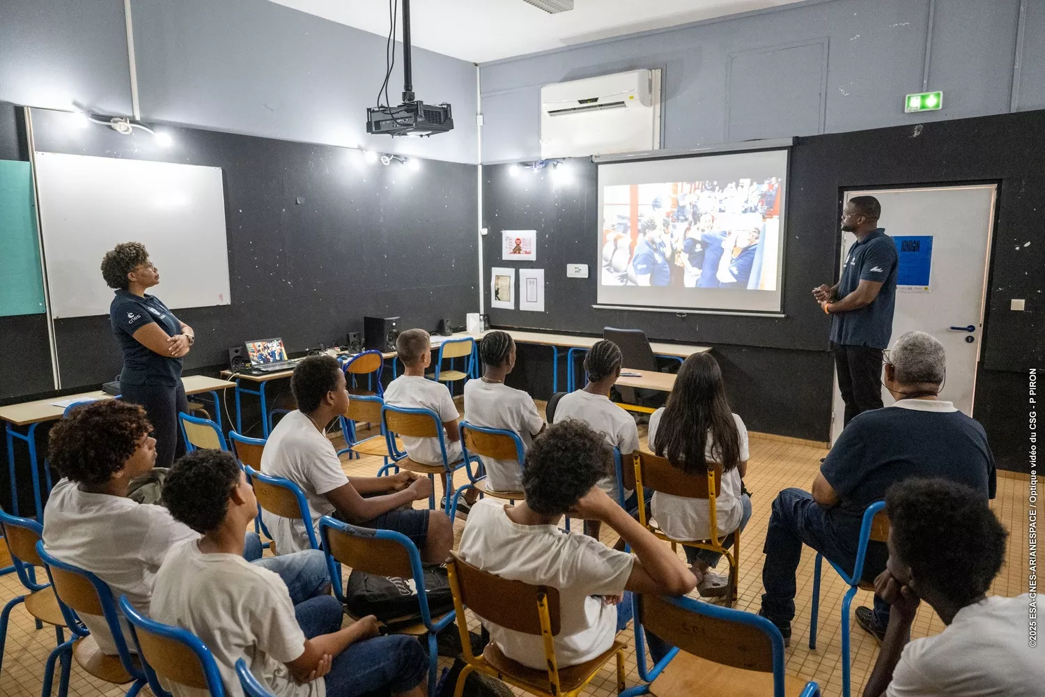 Des salariés du CNES interviennent en collège et lycée pour encourager les jeunes à s’orienter vers les filières scientifiques et techniques et les métiers du secteur spatial.