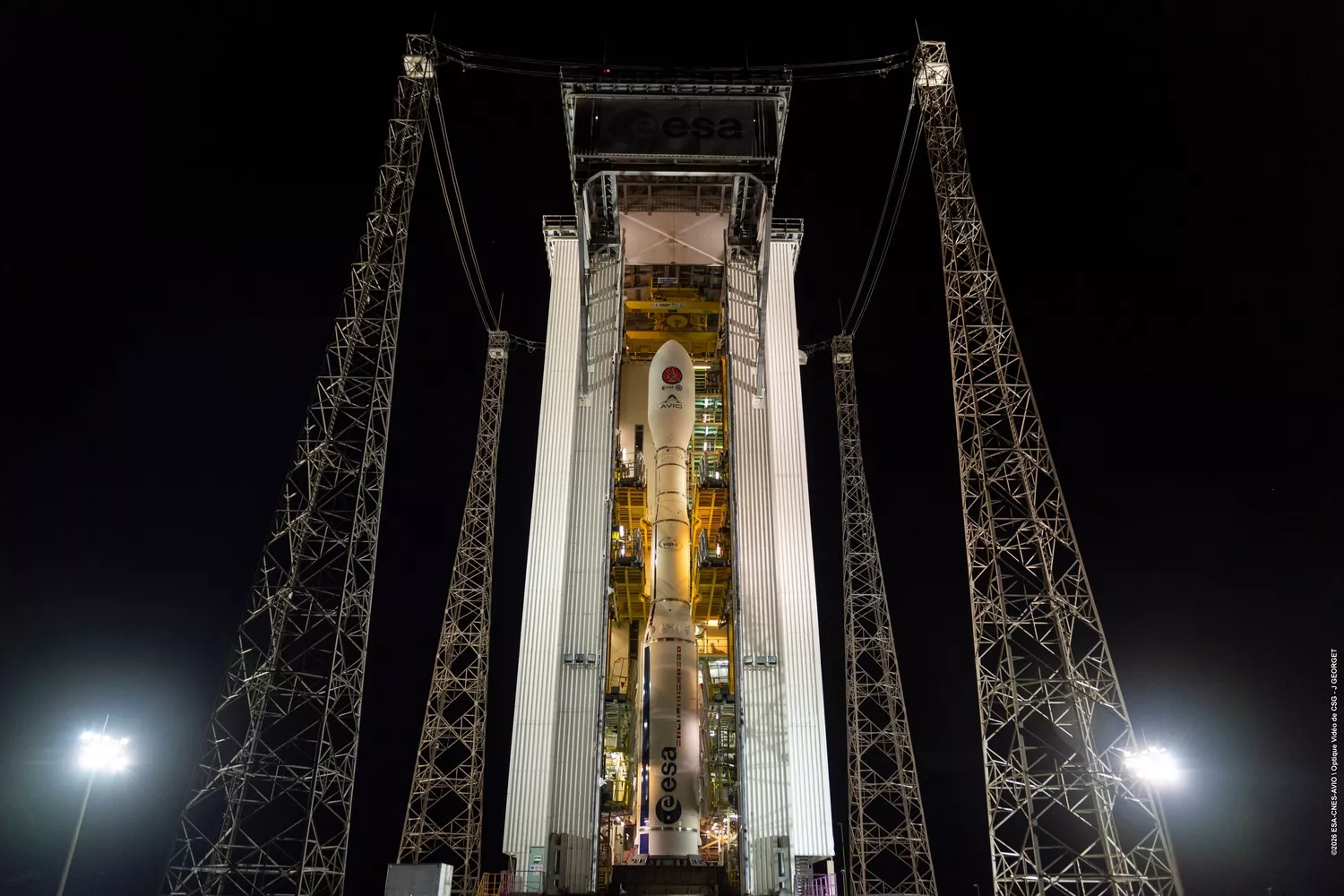 Le lanceur Vega-C est sur son pas de tir, prêt pour le décollage.